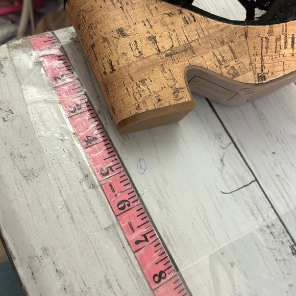 American Eagle Platform Textured lace Upper Sandals
Size 5 - Picture 9 of 10